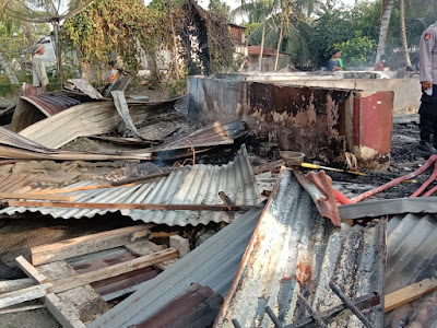 Diduga Akibat Arus Pendek Listrik Dua Unit Rumah Dikomplek Perumahan Milik PTPN IV Tinjowan Terbakar Hangus.