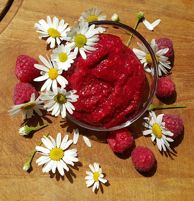  KLASYK WŚRÓD DŻEMÓW  DŻEM MALINOWY Z CHIA  niezbędny w każdej kuchni...  świetnie komponuje się z kanapkami, lodami, naleśnikami...