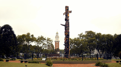 Totem Kwa'Guilth, plaza Canadá, barrio de Retiro Buenos Aires