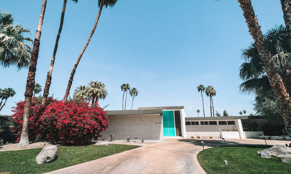 Travel blogger @amandasok takes the Palm Springs Door Tour