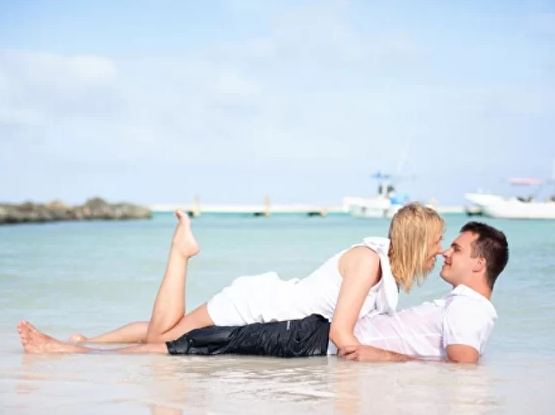 beach poses for couples