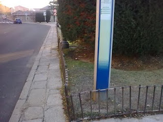 Foto en la que se ve que ya se ha recolocado la parada de bus urbano para dejar libre la acera frente al Monasterio de la Encarnación