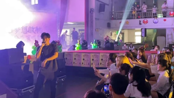 ▲和美實驗學校特地安排了夢想啟航公益校園演唱會，師生們一同參與，享受著音樂和歡樂的氛圍。（記者林明佑翻攝）