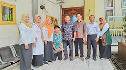 Jemput Lailatul Qadar, Kacabdin Ema Ajak Berderma MKKS SMA/SMK Kabupaten Malang, Berbagi  Parsel Lebaran untuk Loper Koran hingga Beri Bantuan Modal Difabel 