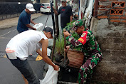 Giat Karya Bakti Wujudkan Kepedulian Pada Lingkungan, Babinsa Koramil 01/Jatinegara Bersama Warga Bersihkan Selokan Air