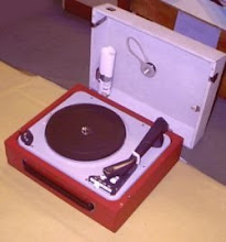 Al cumplir catorce años, me regalaron un tocadiscos parecido a éste, el mío era de color naranja.