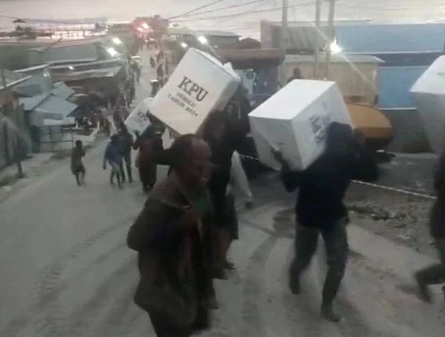 Waduh! Massa di Papua Bakar Ratusan Kotak Suara KPU Usai Pergoki Hilangnya Formulir C1