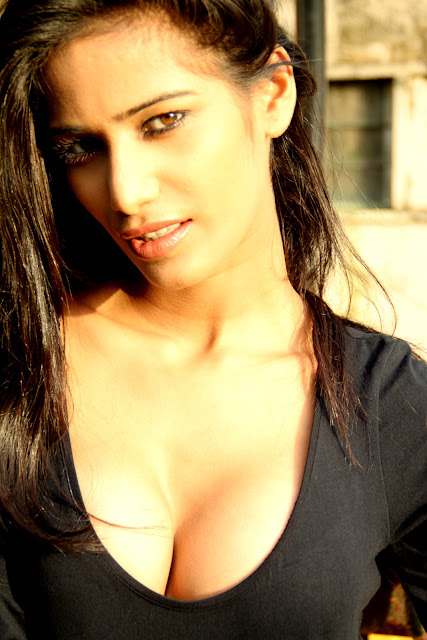 Poonam Pandey Hot Twitter Pics and Exposing Her Bathing Secrets