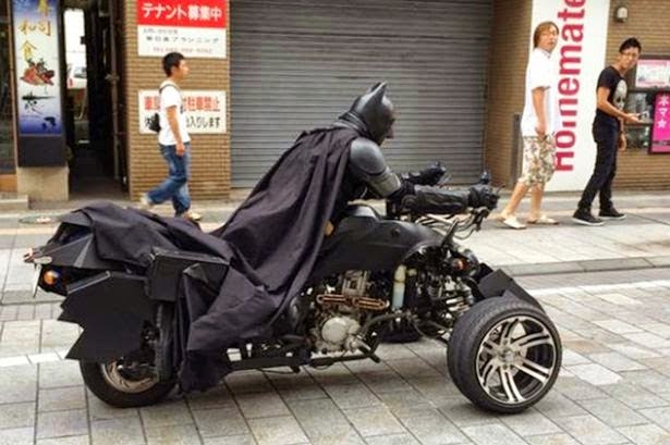 KELIBAT BATMAN MENUNGGANG KENDERAAN DI BANDARAYA TOKYO