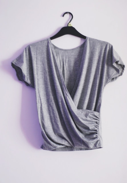 http://www.shein.com/Grey-Deep-V-Neck-Backless-Slim-T-Shirt-p-213830-cat-1738.html?utm_source=pomaranczowa-pomarancz.blogspot.jp&utm_medium=blogger&url_from=pomaranczowa-pomarancz.blogspot.jp