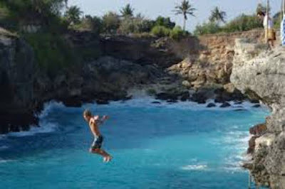 Terjun Bebas dari Blue Lagoon Cliff di Nusa Ceningan