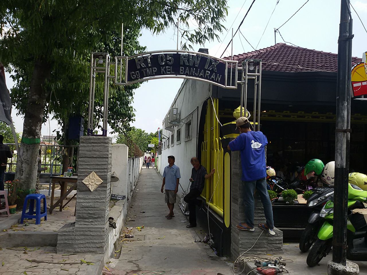  Gambar  Gapura  Kampung Besi 