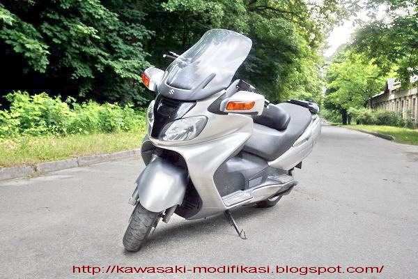 In 2005 Suzuki created the Skywave 650 LX, which is a Twin 638.00 ccm  title=