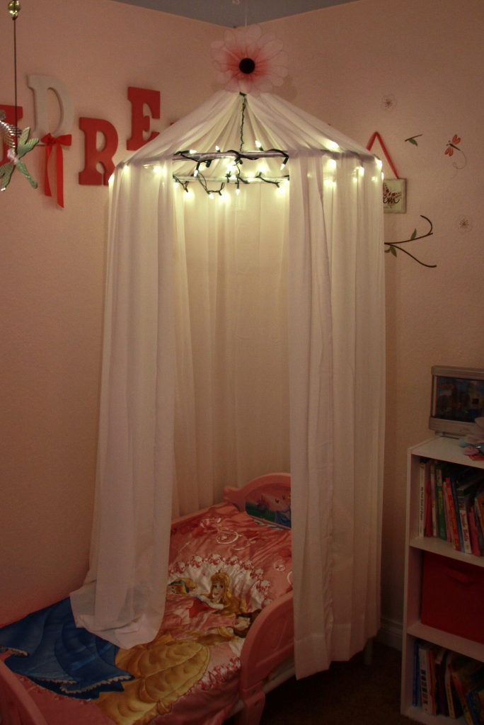 Adventures in Pinteresting: Little Girls Bed Canopy with Lights