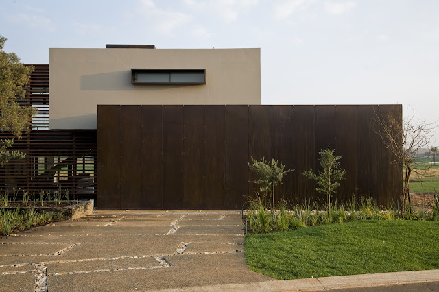 Street side facade of Serengeti House by Nico van der Meulen Architects 