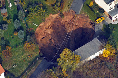 Giant Sinkholes on Lubang Tu Dikatakan Sedalam 20 Meter Ke Bawah   Huiii  Dalam Tu