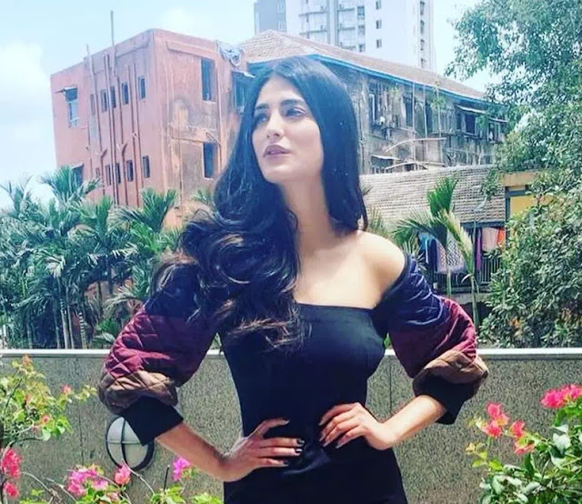 Shruti Hassan’s Voluminous feather Curls