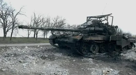 A visibly destroyed Russian T-62 on the Ukrainian battlefield