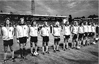 SELECCIÓN DE HOLANDA - Temporada 1973-74 - Ruud Krol, Van Beveren, Van Hanegem, Johan Neeskens, Willy Brokamp, Keizer, Rep, Suurbier, Haan, Hulshoff y Johan Cruyff - HOLANDA 5 (Van Hanegem, Cruyff 2, Arie Haan y Brokamp) ISLANDIA 0 - 22/08/1973 - Campeonato del Mundo de 1974, fase de clasificación - Ámsterdam, Holanda, estadio Olímpico