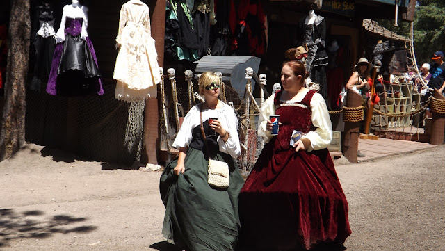 Today we visited the magical Renaissance Festival, which takes place in Colorado for 37 season. It is a magical journey into the legends of King Henry. The illusion of freedom and fun to recreate the paintings of the last actors interactive theater. Ate honestly we just forget about the time and immerse yourself in the game and fun as children. The main celebration was on, of course, the king and queen and the royal entourage. And clowns entertained people, clowns, fairies, magicians and acrobats.    Although many visitors come in carnival costumes and having fun posing for the camera.   Throughout the theatrical village shops are located craftsmen. Many of the secrets of his skill demonstrated to everyone and sell their creations.   Сегодня мы посетили волшебный  Ренессанс Фестиваль, который проходит в Колорадо уже 37 сезон.  Это волшебное путешествие во времена легенд Короля Генри.  Иллюзию свободы и веселья воссоздают картины прошлого актеры интерактивного театра.  Ели честно мы просто забыли про время и погрузились в игру и веселье как дети. Главным на празднике был, конечно, король с королевой и королевской свитой. А развлекали народ шуты, скоморохи, феи, фокусники и акробаты.   Хотя посетители многие пришли в карнавальных костюмах и с удовольствием позировали перед камерой.   По всей территории театрализованной деревни  расположились лавочки мастеров прикладного искусства. Многие демонстрировали секреты своего мастерства всем желающим и продавали свои творения.   