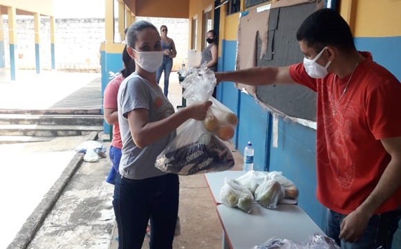 CABECEIRAS: Secretaria Municipal de Educação distribui kit alimentação escolar
