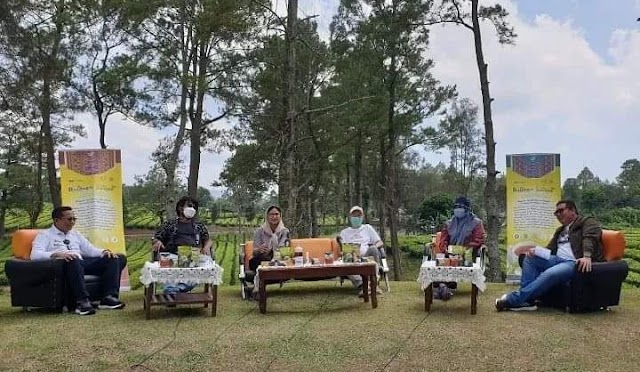 Manager PTPN IV Unit Teh Menyambut Kunjungan Dinas Kebudayaan Dan Pariwisata Pemprovsu Dalam Perjalanan Wisata Memperkenalkan Potensi Wisata Indonesia