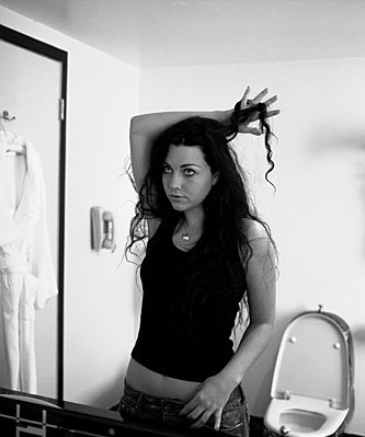 Singer Amy Lee has naturally curly hair and has been known to wear it curly