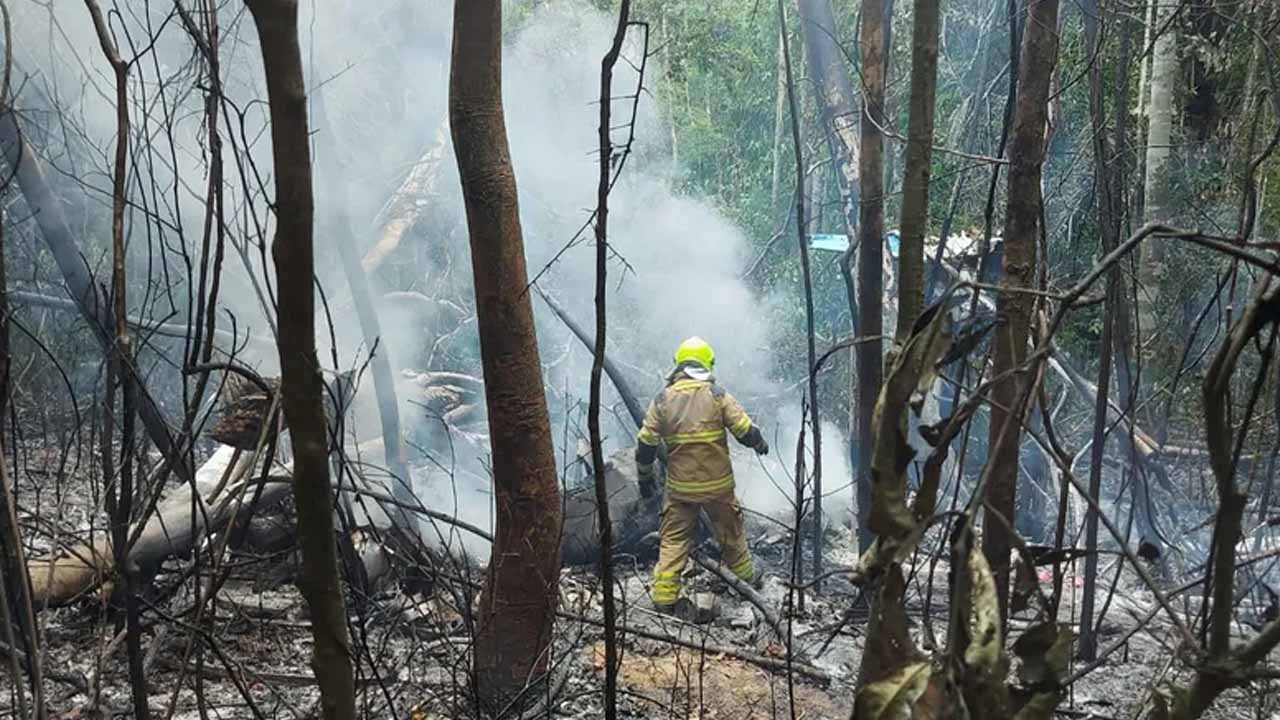 Avião explode próximo ao aeroporto internacional de Rio Branco, deixando 12 mortos