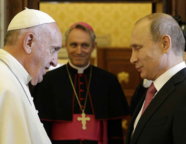 O Papa Francisco acolhe Vladimir Putin no Vaticano. O que houve para um Papa tão sensível aos menores abusos do capitalismo, não ter uma palavras de comiseração para com as dezenas de milhões de vítimas do comunismo?