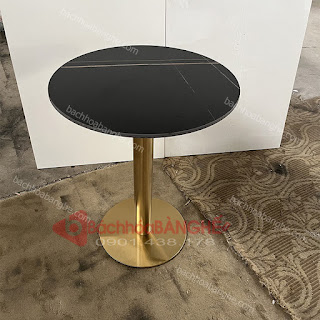 Mẫu bàn tròn cafe decor chân inox mạ vàng mặt đá phiến màu đen tại HCM