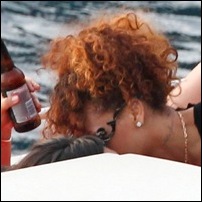 <font color=red><b>EXC.</b></font> RIHANNA KISSING A GIRL