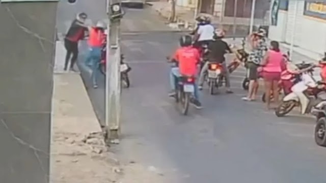 Mulheres brigam no trânsito após colisão entre motos no Ceará; vídeo