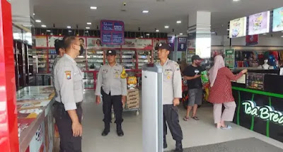 Gelar Patroli di Pertokoan Saat Bulan Ramadhan, Personil Polsek Pasirian Antisipasi Kejahatan