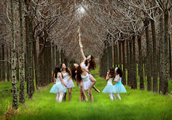Chicas lindas jugando en el bosque by Shlomi Nissim | clic para ampliar esta imagen