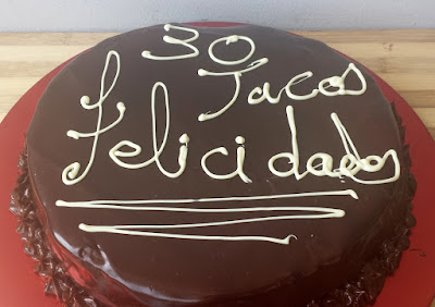 http://www.sergiorecetas.com/2015/05/tarta-de-chocolate-con-chocolate-y-mas.html