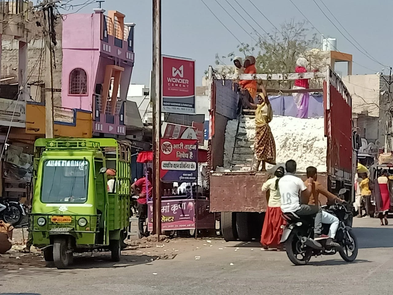 Thandla News- दिन के समय बाजार में भारी वाहन प्रवेश करने से ट्रैफिक व्यवस्था बदहाल, प्रमुख मार्गों पर चलना मुश्किल