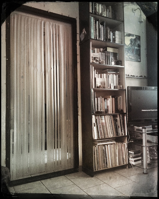 Vliegengordijn, boekenkast, televisie. Hipstamatic: Müller + C-Type Plate. Foto: Robert van der Kroft