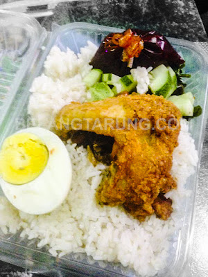 Nasi Lemak Kukus Ayam Goreng Pedas