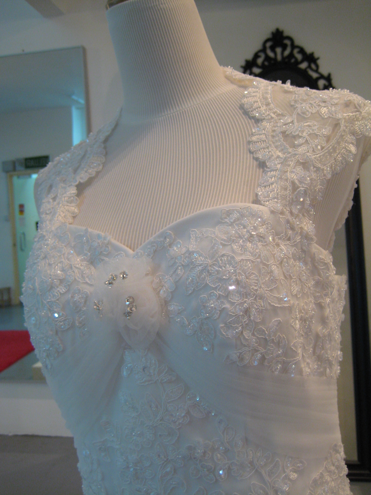 lace mermaid wedding dresses 2014  labels keyhole back lace gown lace gown lace gown with sleeves mermaid