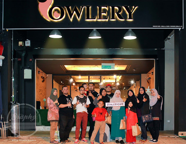 Bergambar Kumpulan dengan rakan-rakan serta pemilik Owlery Cafe