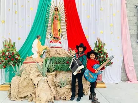 Le llevan mañanitas a la Virgen de Guadalupe