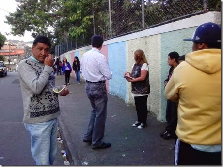 Panfletagem na escola Almeida Junior com a professora Zeiner (2)