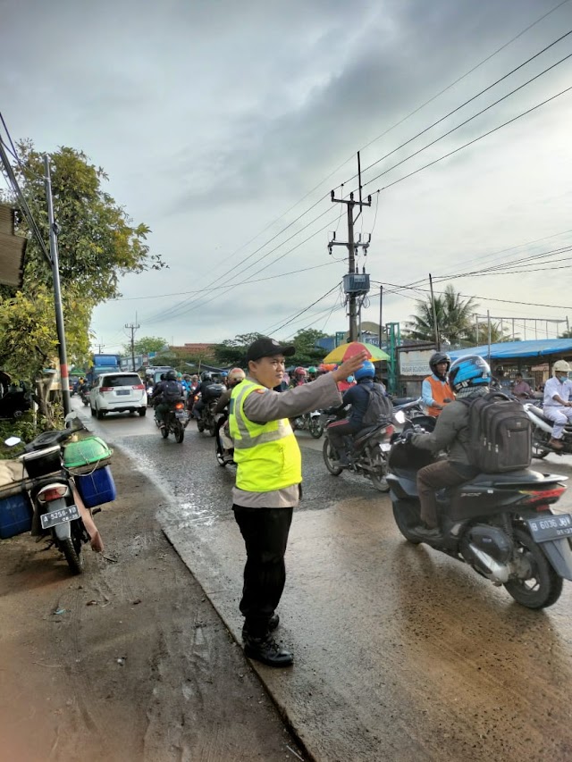 Cegah kecelakaan & kemacetan Lalulintas, personil Polsek Bojonegara  Polres Cilegon Polda Banten berikan Pelayanan  Pengaturan Pagi dan Sore hari