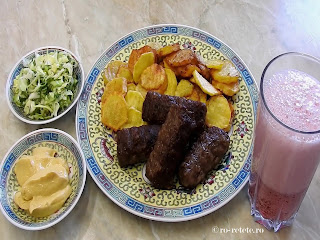 Mici la gratar sau grill reteta mititei cu mustar si cartofi prajiti cu salata de varza retete mancare rapida friptura de weekend,