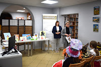 Pracownice Biblioteki witają zgromadzone dzieci i ich rodziców podczas rozstrzygnięcia gminnych konkursów.