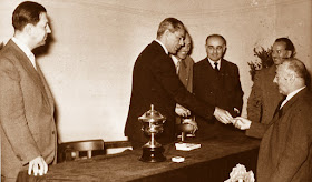 Entrega de trofeos del Match Ayuntamiento de Barcelona - Diputación de Barcelona, 1954