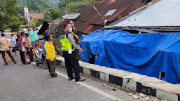   Diduga Sopir Ngantuk, Mobil Tangki Angkut BBM Nyungsep Ke Rumah Warga