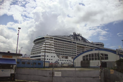 MSC Preziosa ancorado no porto de Santos