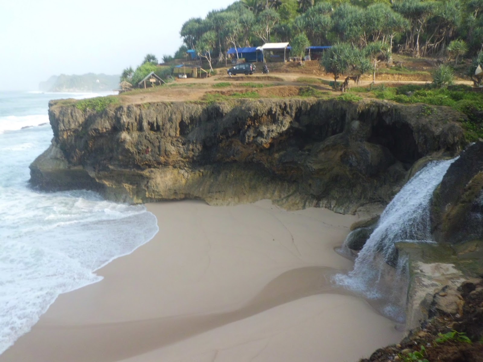 Pesona Keunikan Pantai  Banyu  Tibo  Pacitan  Lanskap Wisata Indonesia