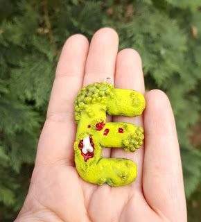 zombie, zombi, litery, alfabet, wisiorek, naszyjnik, na szyję, necklace, pendant, spooky, ugly, green, zielone, zielony, keychain, breloczek, brelok, prezent, gift, etsy